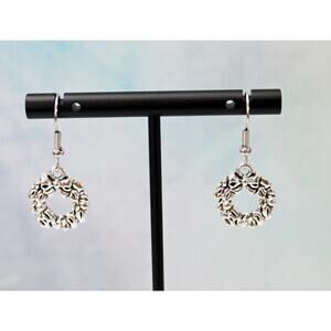 Silver Toned Christmas Wreath Drop Earrings E125